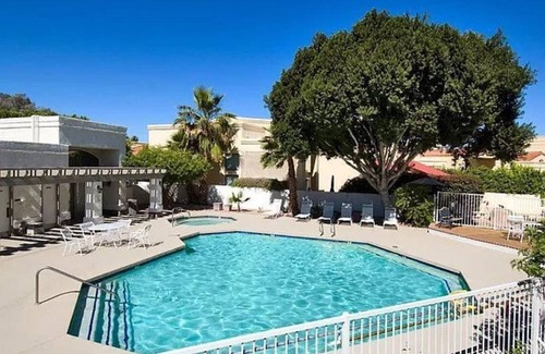 Scottsdale Ranch Condo | Corner Penthouse with Lake & Mountain Views