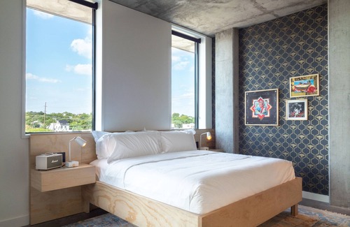 East Cesar Chavez Hotel | Corner Room at Arrive Austin, Pets Are Allowed!