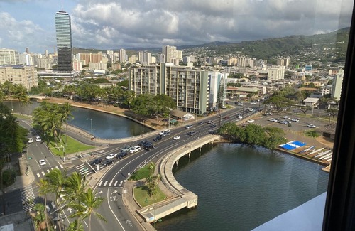McCully - Moiliili Apartment | Corner Unit Studio@Waikiki Hotel Building 1 day min