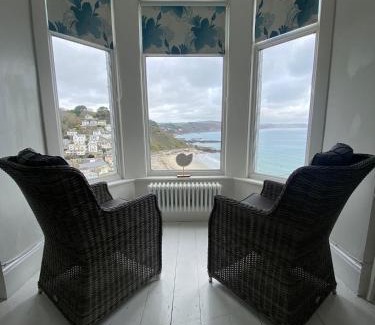 West Looe Villa | Cornwall Large Beach House Sea & Beach Views - 4 Bedrooms & 3 Bathrooms
