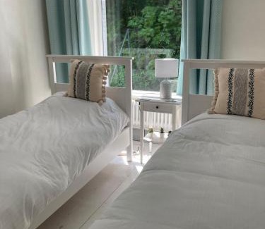 West Looe Villa | Cornwall Large Beach House Sea & Beach Views - 4 Bedrooms & 3 Bathrooms