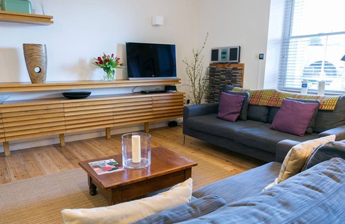 Ty Croes Apartment | Coron - a dog that sleeps 6 guests in 3 bedrooms