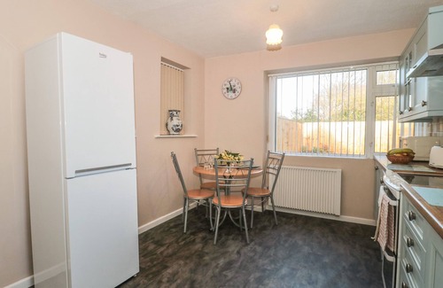 Weston-super-Mare Cottage | CORONATION COTTAGES NO.2, character holiday cottage in North Worle