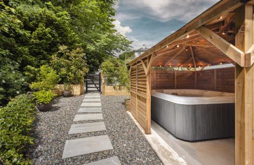 Lindale House | Coronation Family Cottage, Modernised 200-Year-Old Lake District Cottage with Private Hot Tub and Parking