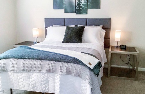 South Hill House | Corp Rental 2 bed/1bth duplex - Superhost-5 star ratings