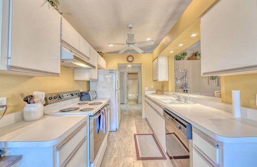 Braden River Condo | Corporate Rental on Corner of I-75 and University Parkway 15 min to Siesta Key