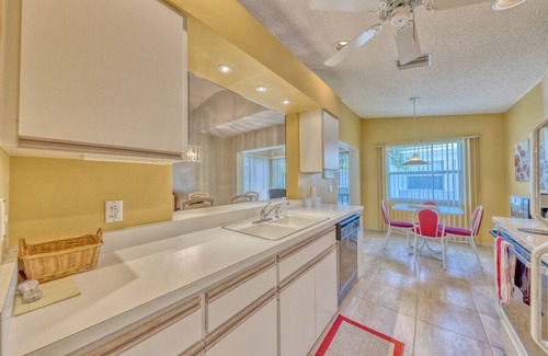 Braden River Condo | Corporate Rental on Corner of I-75 and University Parkway 15 min to Siesta Key