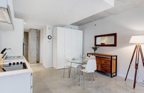 International District Apartment | Corporate Stays | Loft4U | Stunning Studio