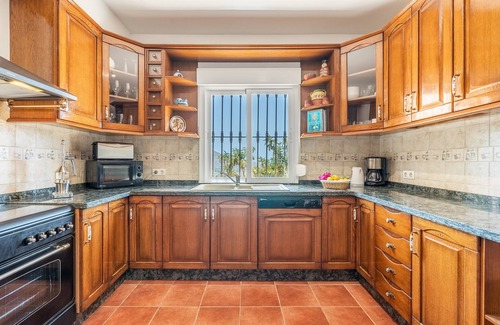 Otivar House | Cortijo La Alberquilla – Andalusian Charm with Mountain and Sea Views, Pool, Wi-Fi, and Garden