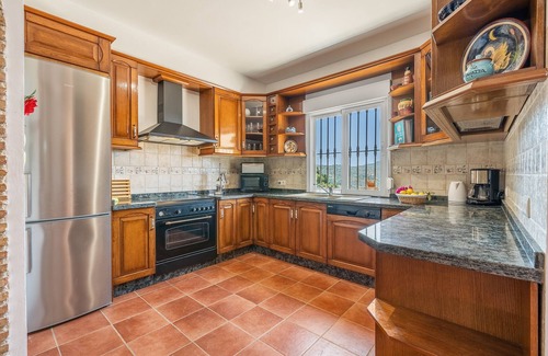 Otivar House | Cortijo La Alberquilla – Andalusian Charm with Mountain and Sea Views, Pool, Wi-Fi, and Garden