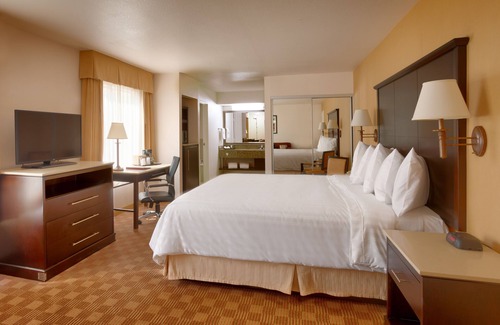 Anaheim Resort Hotel | Cortona Inn & Suites Anaheim Resort