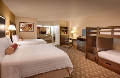 Anaheim Resort Hotel | Cortona Inn & Suites Anaheim Resort