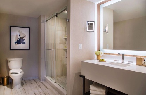Downtown Toronto Hotel | Cosmopolitan Charm: Fine Dining, City Proximity, and Luxury Accommodations