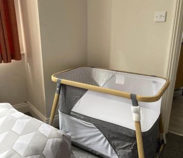 Balham Apartment | Cosy 1 Bed apartment with FREE PARKING close to Underground station zone 2 for quick access to Central London up to 5 guests