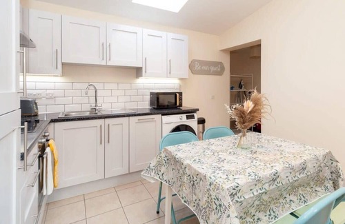 Ferndale Apartment | Cosy 2 Bed Attic Apartment in Brixton