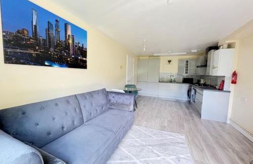 Custom House Apartment | Cosy 2-Bed Flat Near ExCeL and City Airport