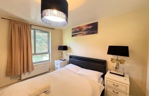 Custom House Apartment | Cosy 2-Bed Flat Near ExCeL and City Airport