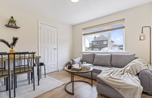 Redhill Apartment | Cosy 2 Bed, Gatwick Airport