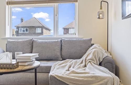 Redhill Apartment | Cosy 2 Bed, Gatwick Airport