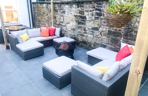 Radcliffe House | Cosy 2 bed home with outdoor space - close to transport links!