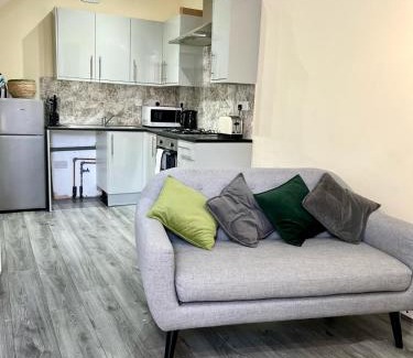 Newham Apartment | Cosy 2 Bed House in East Ham