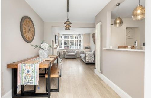 Wyken Apartment | Cosy 2-Bed Retreat with Great Location