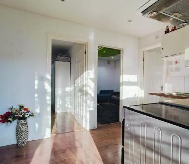 Queensbury Apartment | Cosy 2-Bed Studio with Amenities