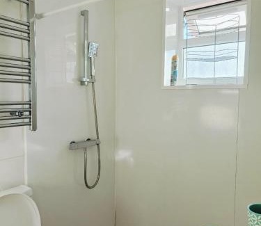 Queensbury Apartment | Cosy 2-Bed Studio with Amenities