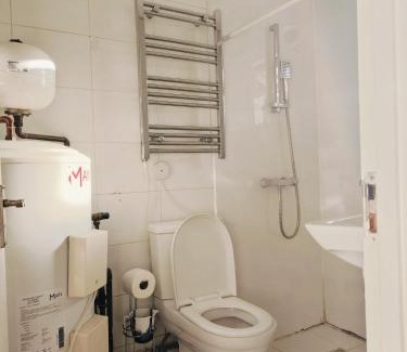 Queensbury Apartment | Cosy 2-Bed Studio with Amenities