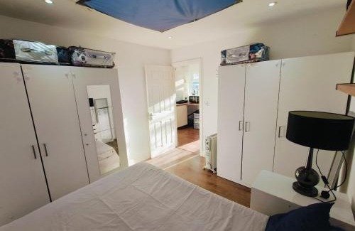 Queensbury Apartment | Cosy 2-Bed Studio with Amenities