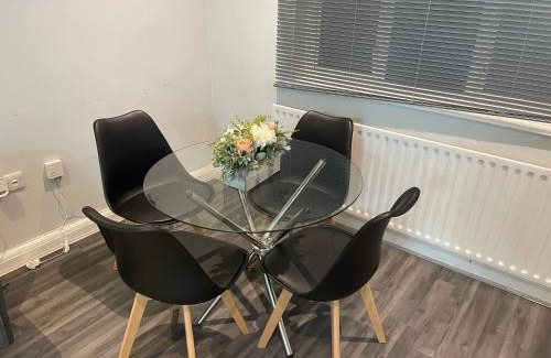 Cannon Hill Apartment | Cosy 2 bed Wimbledon Apartment
