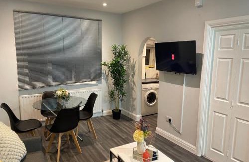 Cannon Hill Apartment | Cosy 2 bed Wimbledon Apartment