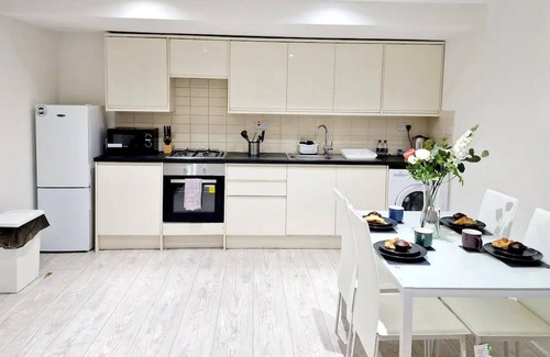 Uxbridge South Apartment | Cosy 2 Bedroom Apartment by ReeAni Stays with Wifi, Netflix & Private Parking