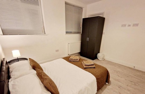 Uxbridge South Apartment | Cosy 2 Bedroom Apartment by ReeAni Stays with Wifi, Netflix & Private Parking