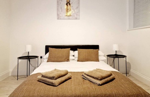 Uxbridge South Apartment | Cosy 2 Bedroom Apartment by ReeAni Stays with Wifi, Netflix & Private Parking
