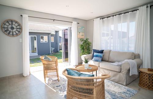 Durban North Apartment | Cosy 2 bedroom Cottage Durban north, swimming pool,dstv