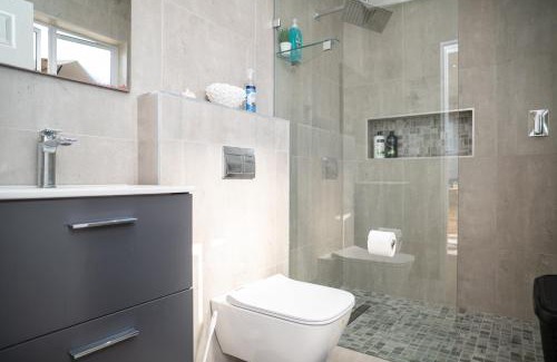 Durban North Apartment | Cosy 2 bedroom Cottage Durban north, swimming pool,dstv