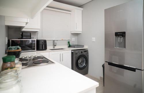 Durban North Apartment | Cosy 2 bedroom Cottage Durban north, swimming pool,dstv