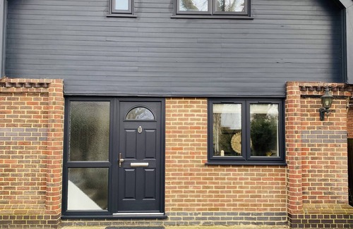 Bromley Common and Keston House | Cosy 2 bedroom detached home in Bromley with secure off-street parking