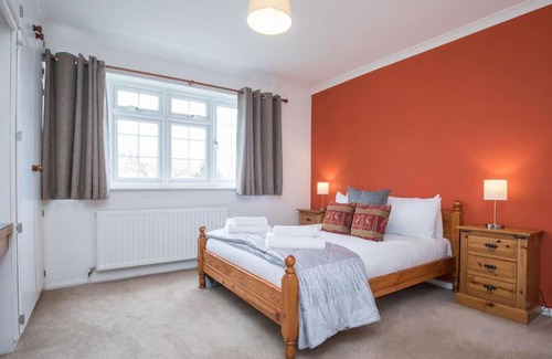 Maidenhead Apartment | Cosy 2 Bedroom Flat with Parking and 20mins Train to London
