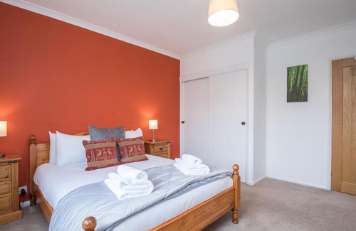 Maidenhead Apartment | Cosy 2 Bedroom Flat with Parking and 20mins Train to London