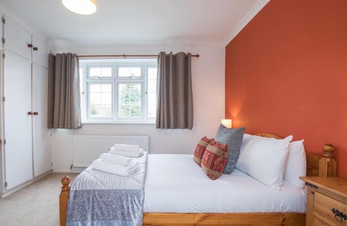 Maidenhead Apartment | Cosy 2 Bedroom Flat with Parking and 20mins Train to London
