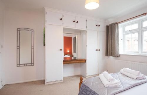 Maidenhead Apartment | Cosy 2 Bedroom Flat with Parking and 20mins Train to London