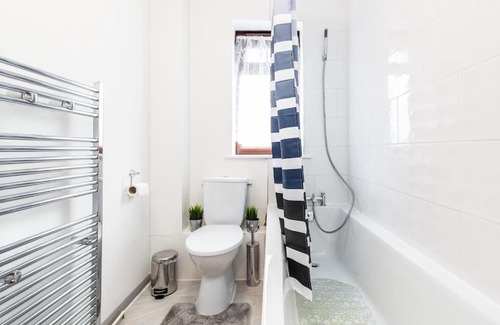 Becontree Apartment | Cosy 2 bedroom house! Dagenham! Free parking