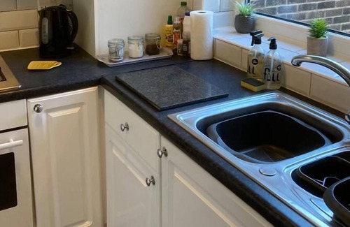 Widnes House | Cosy 2-bedroom House in Widnes Sleeps 4