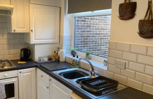 Widnes House | Cosy 2-bedroom House in Widnes Sleeps 4