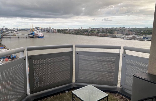 Royal Docks Apartment | Cosy 2 Bedroom Royal Docks Apartment