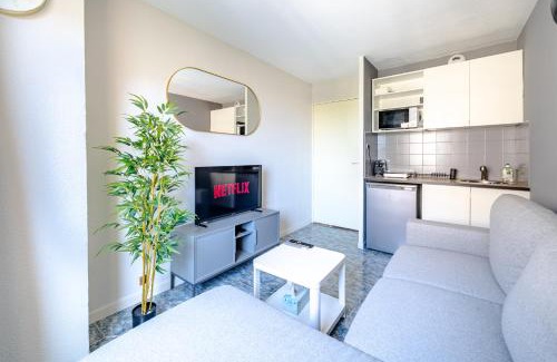 Vernier Apartment | Cosy 2-Room Flat - Nice Ville Train Station - City Center