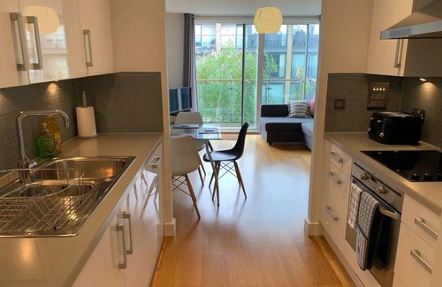 De Beauvoir Condo | Cosy 2bed Apt Canalside Views Free Parking London