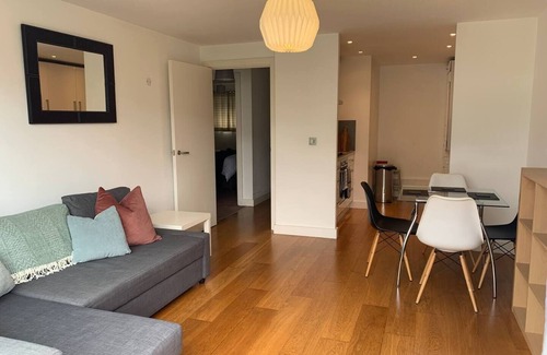 De Beauvoir Condo | Cosy 2bed Apt Canalside Views Free Parking London